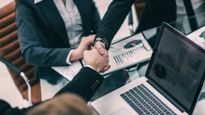 Jak rozpoznać naprawdę naturalne kosmetyki: przewodnik po składnikach, certyfikatach i pułapkach marketingowych — praktyczne wskazówki, lista bezpiecznych składników i checklista zakupowa dla świadomych konsumentów